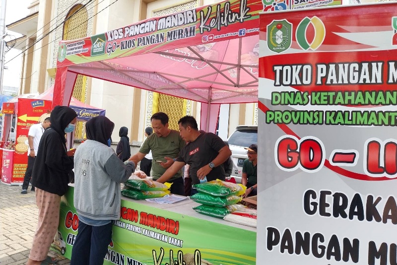 MURAH : Kegiatan gerakan pangan murah yang diadakan oleh Disket Pangan Kalbar, beberapa waktu lalu, di Pontianak.