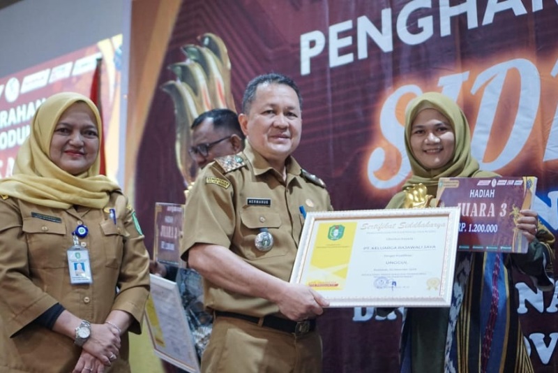 PENGHARGAAN: Kepala Disnakertrans Kalbar Hermanus menyerahkan Penghargaan Siddhakarya 2024 kepada Mashita Pemilik UMKM 101 Coffee House Binaan TJSL PLN UID Kalbar.