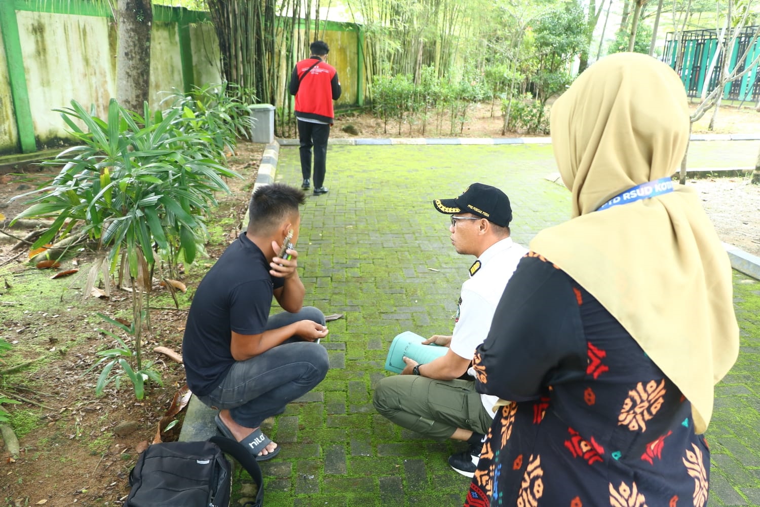 Pengawasan: Petugas dari pemerintah kota saat melakukan pemantauan dan pengawasan di sejumlah kecamatan.