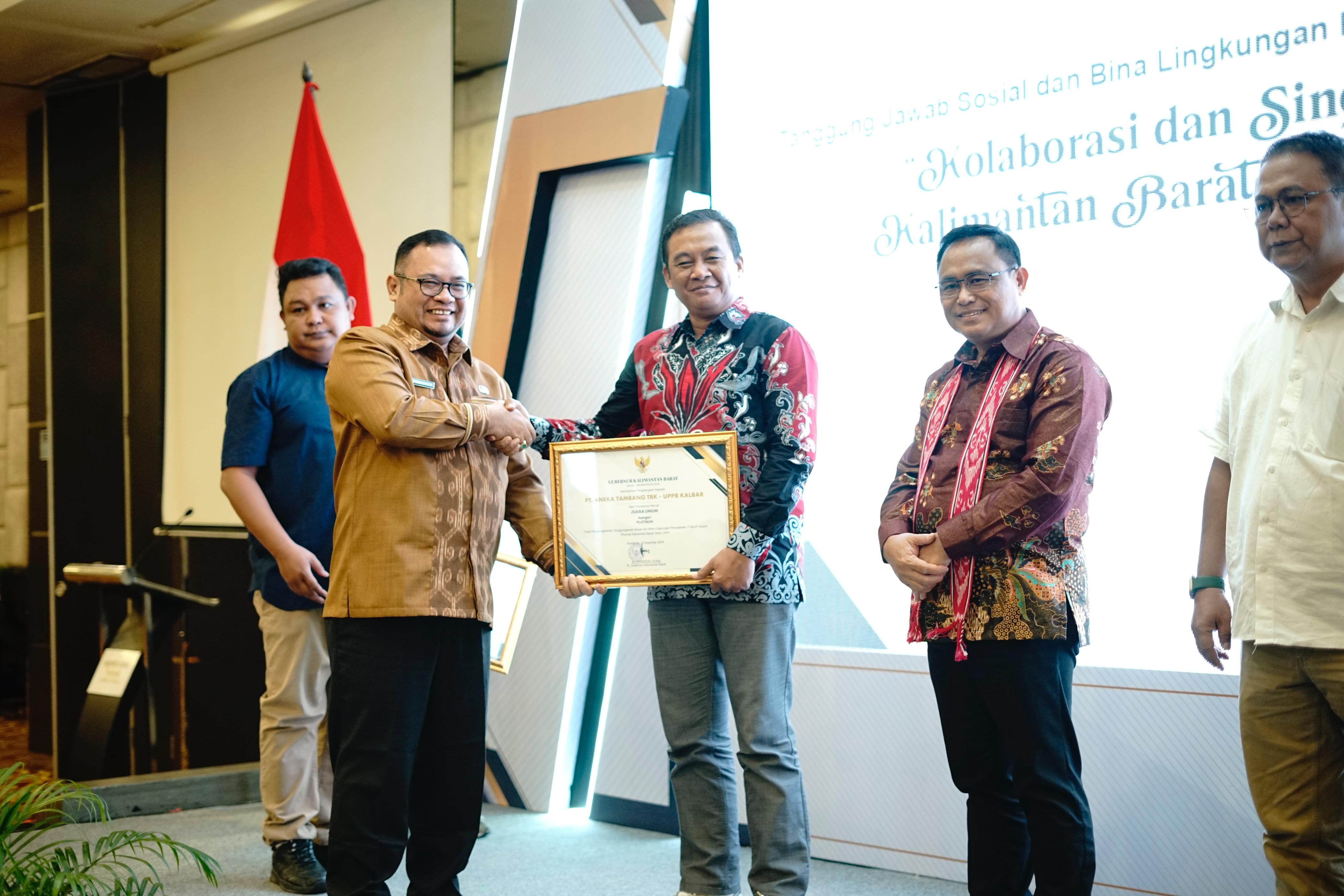 PT. ANTAM saat meraih Juara Umum Kategori Platinum pada ajang yang digelar Pemerintah Provinsi Kalimantan Barat melalui BAPPEDA Bidang Ekonomi ini.