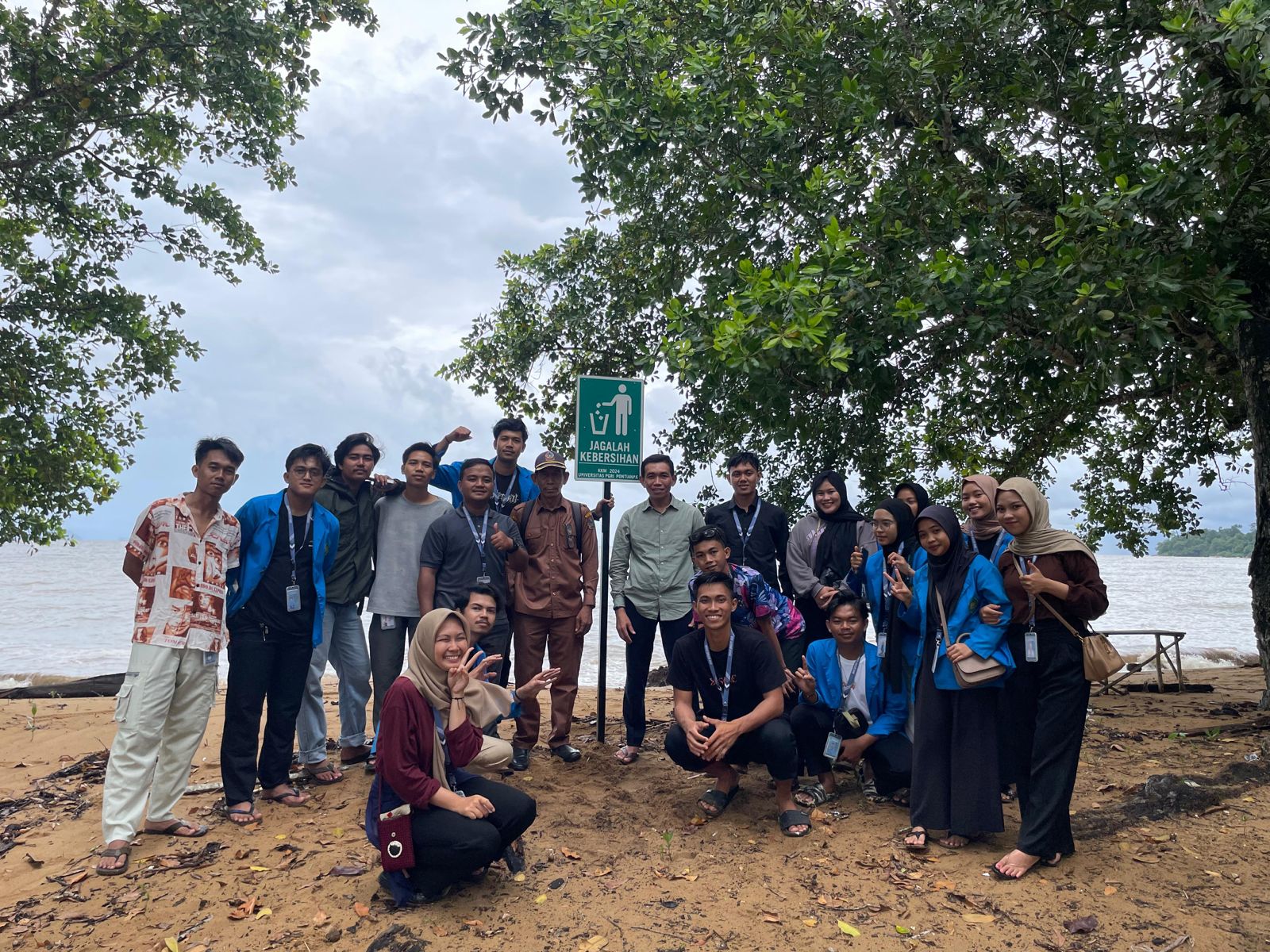 Mahasiswa Universitas PGRI Pontianak saat melakukan kegiantan PKM di Desa Gunung Sembilan, Sukadana Kabupaten Kayong Utara.