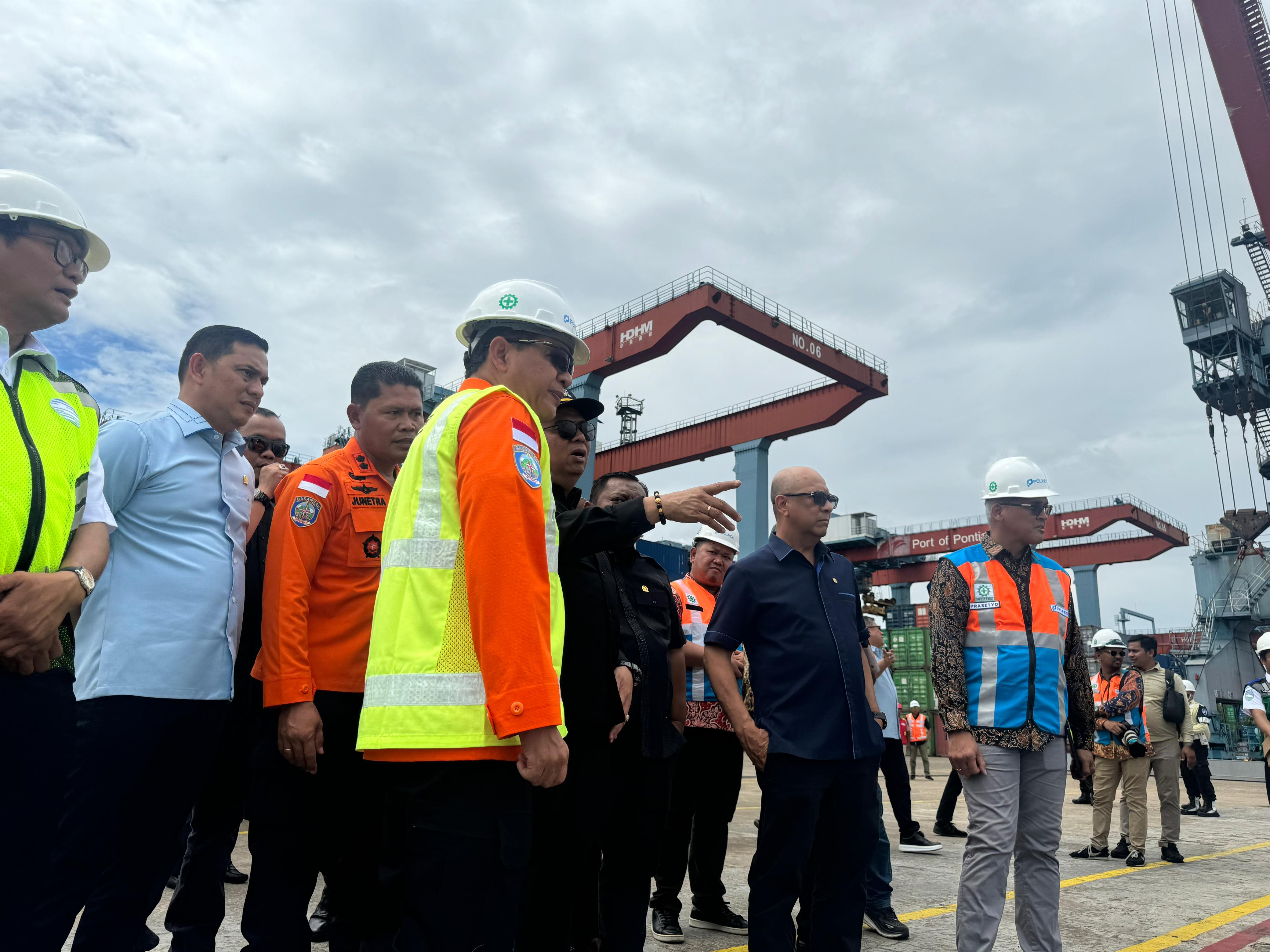 Komisi V DPR RI mengunjungi Pelabuhan Dwikora Pontianak dan menyoroti alur dangkal di sungai Kapuas dekat Pelabuhan termasuk belum maksimalnya operasional Pelabuhan, Kijing Mempawah, Kalimantan Barat.