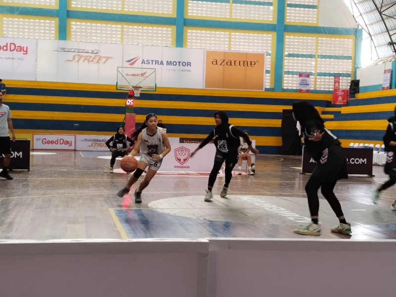 Pertandingan antara Tim Putri SMAN8 melawan SMA Gembala Baik pada laga AZA 3x3 competition, Minggu (8/12).
