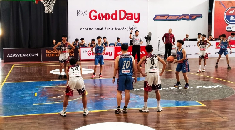 Pertandingan antara Tim Putri Santo Paulus melawan SMAN 8 Pontianak laga Honda DBL with Kopi Good Day 2024 west Kalimantan Series, Minggu (8/12).