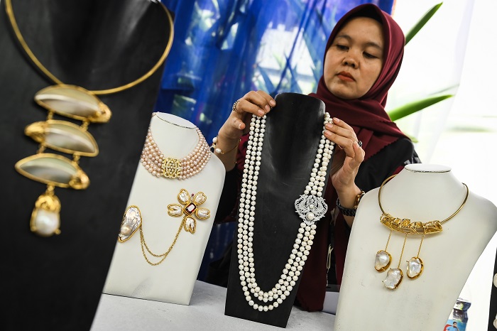 Pelaku UMKM menata perhiasan saat pameran produk UMKM di Kedutaan Besar Filipina, Jakarta, Sabtu (30/11/2024). Asosiasi Wanita Filipina-Indonesia (PWA) menggelar pameran 33 UMKM bidang tekstil, kerajinan tangan, dan makanan yang berpotensi memiliki nilai