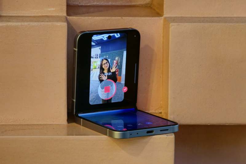 Buat konten di mana saja dengan mudah berkat Flex Cam di Galaxy Z Flip6.