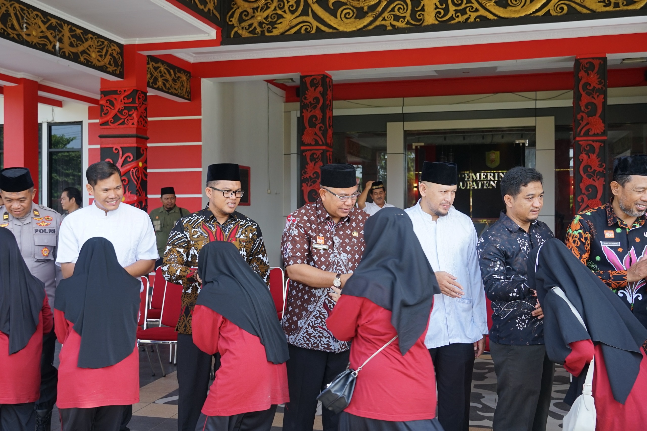 LEPAS: Pj Sekda Sanggau Aswin Khatib di avara pemberangkatan Kafilah Sanggau untuk mengikuti ajang MTQ XXXII Kalbar 2024 di Ngabang, Kabupaten Landak.