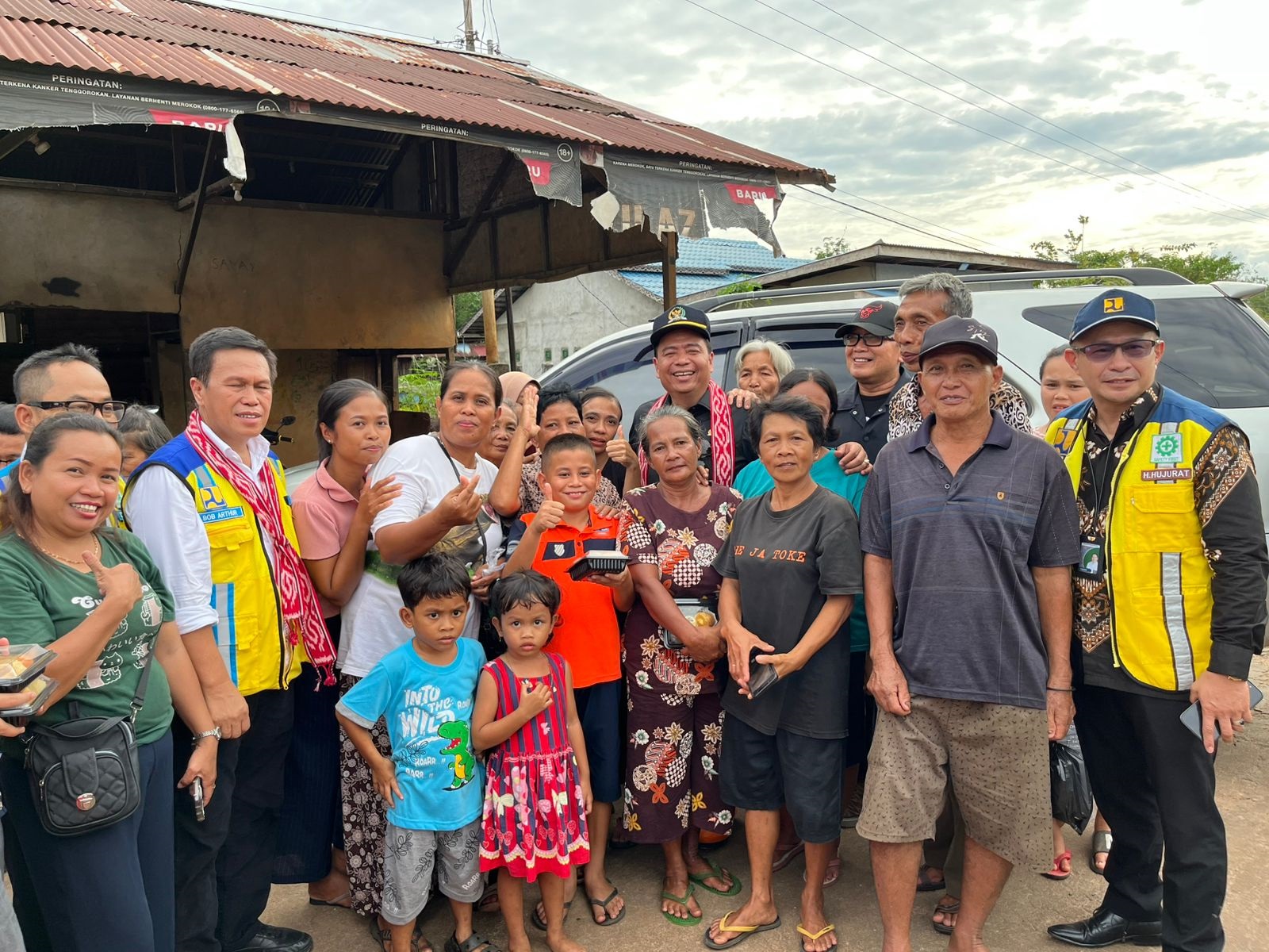 DIABADIKAN: Calon Bupati Kubu Raya terpilih, Sujiwo dan Ketua Komisi V DPR RI, Lasarus berfoto bersama warga terdampak banjir di Desa Teluk Bakung, Kecamatan Sungai Ambawang.