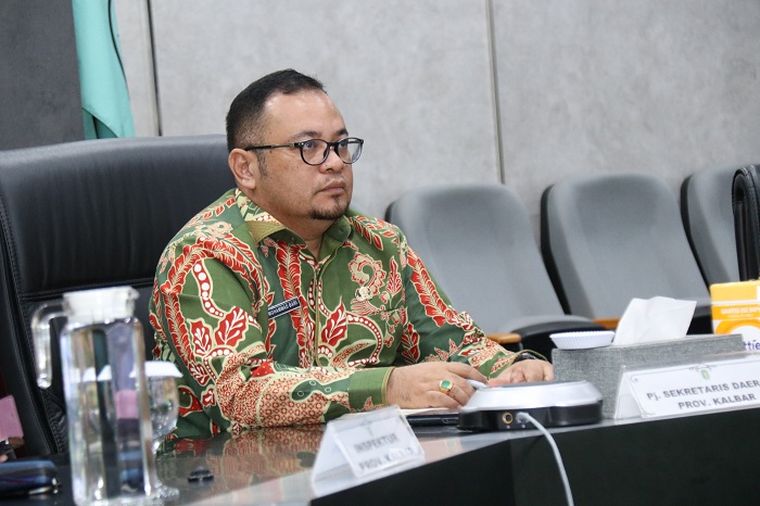 RAPAT: Pj Sekda Kalbar Mohammad Bari saat mengikuti rapat pembahasan upaya konkret peningkatan pertumbuhan ekonomi secara virtual di DAR, Kantor Gubernur, Jumat (6/12).