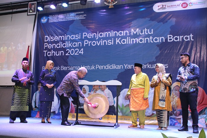 DISEMINASI: Pj Gubernur Harisson memukul gong saat membuka&nbsp;Diseminasi Penjaminan Mutu Pendidikan Provinsi Kalbar&nbsp;Tahun 2024, Kamis (5/12).&nbsp;