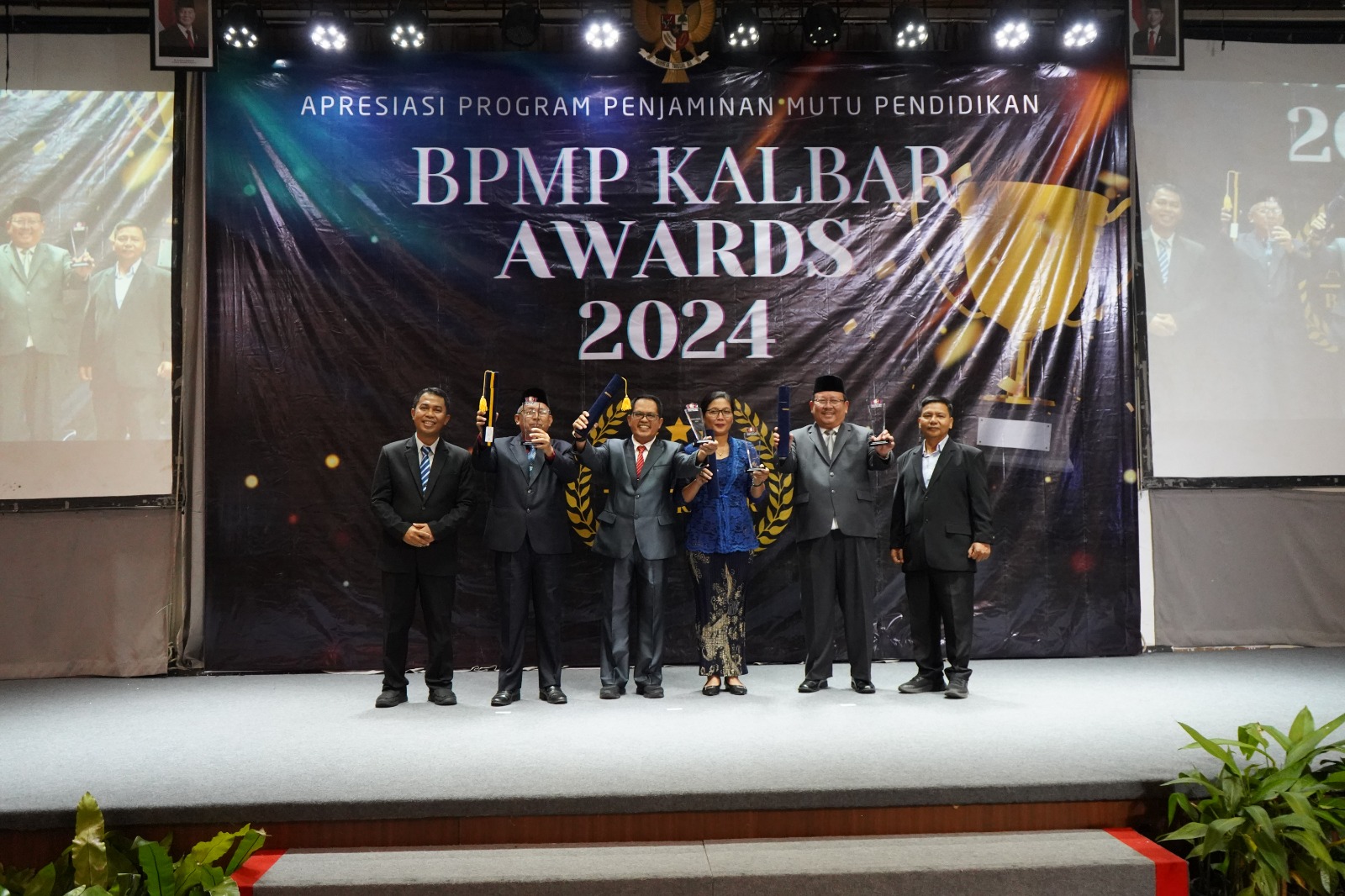 PENGHARGAAN: Balai Penjaminan Mutu Pendidikan Provinsi Kalimantan Barat memberikan penghargaan kepada 114 institusi dan individu dalam BPMP Kalbar Award 2024, Jumat (6/12).