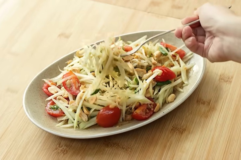 Resep Som Tam, salah satu makanan khas Thailand yang sempat viral ala Chef Devina Hermawan.