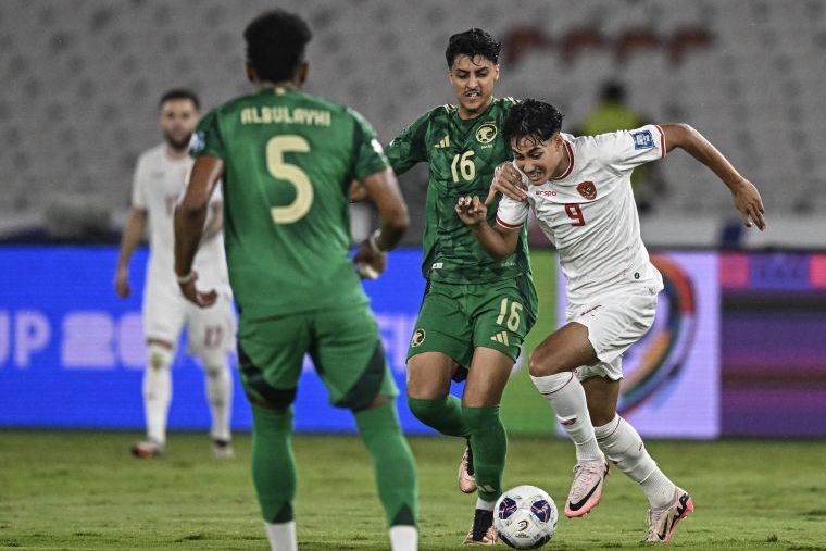 Pesepak bola Timnas Indonesia Rafael William Struick (kanan) berusaha melewati hadangan pesepak bola Timnas Arab Saudi di Stadion Utama Gelora Bung Karno, Senayan, Jakarta, Selatan (19/11).