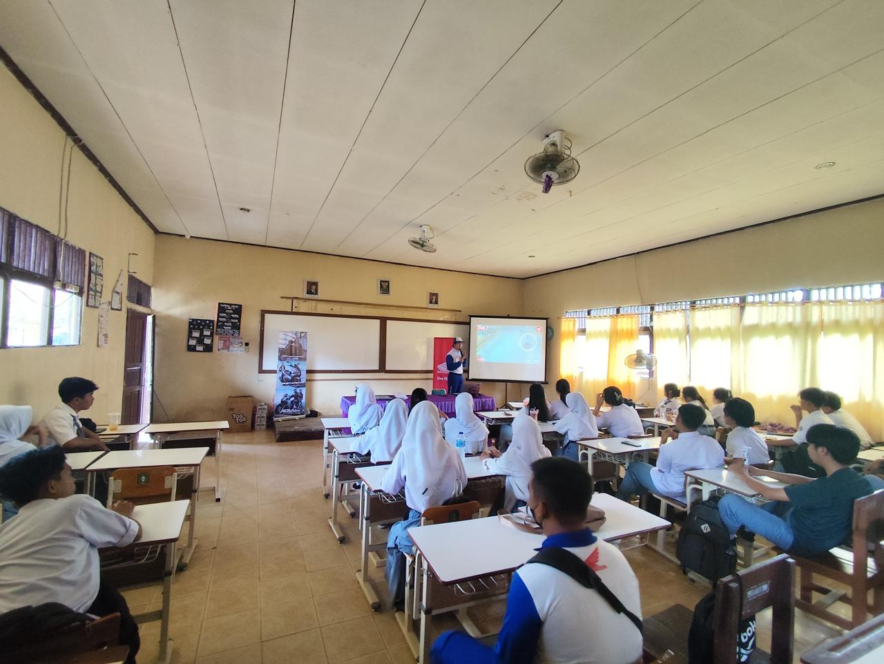 Astra Motor Kalimantan Barat mengedukasi siswa SMA Negeri 1 Segedong tentang keselamatan berkendara untuk menciptakan generasi muda yang sadar akan pentingnya berkendara aman.