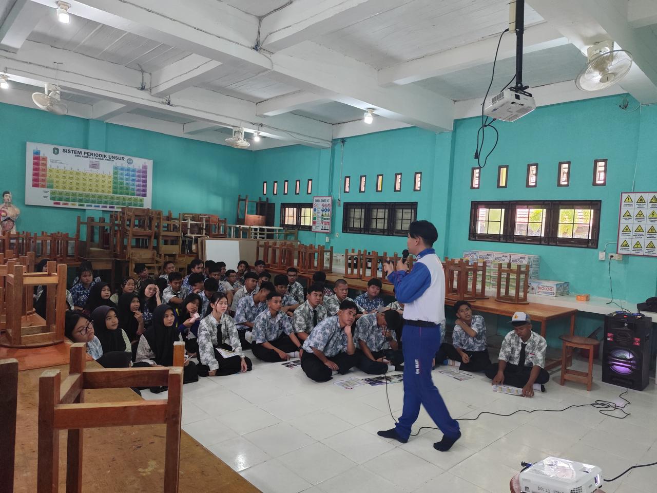 Astra Motor Kalimantan Barat mengedukasi siswa SMA Negeri 1 Sungai Pinyuh tentang keselamatan berkendara melalui program safety riding.