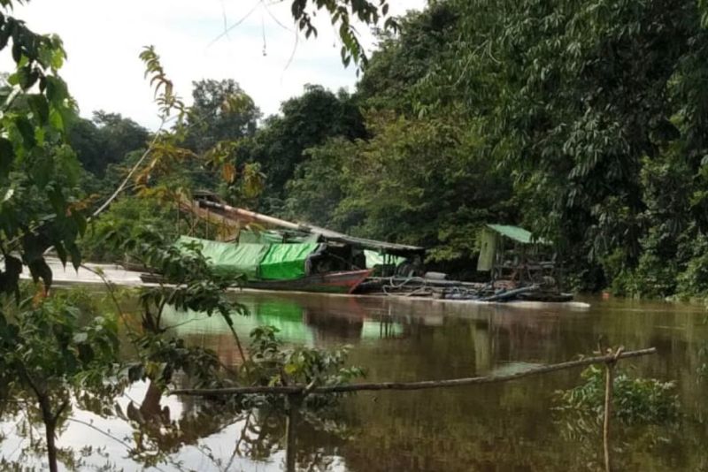 Alat penambang emas ilegal yang diduga berada aliran Sungai Landak.