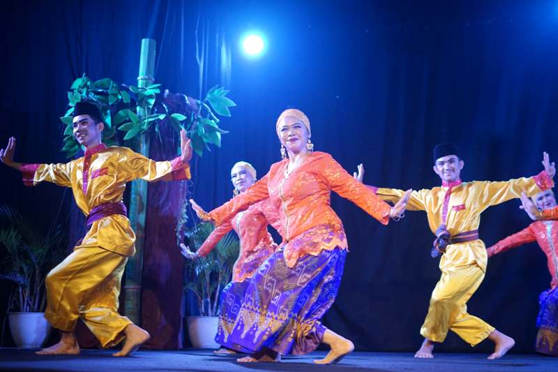 Penampilan Ikatan Mahasiswa Seni (IKANMAS) Pertunjukan tersebut digelar di Taman Budaya Kalimantan Barat beberapa waktu lalu.