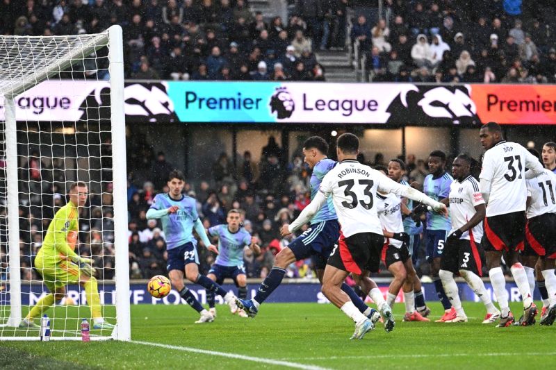 Pemain Arsenal William Saliba menceploskan bola ke gawang Fulham pada pekan ke-15 Liga Inggris di Stadion Craven Cottage, London, Minggu malam.