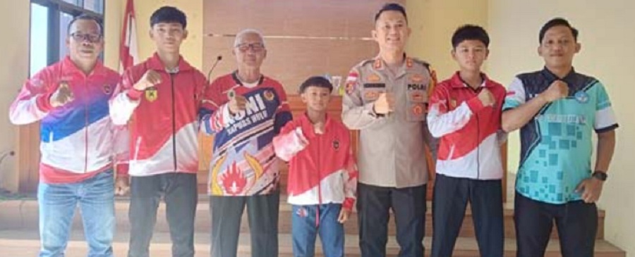 BERANGKAT: Kapolres Kapuas Hulu bersama pelatih dan atlet yang akan berangkat ke Malang, Jawa Timur.
