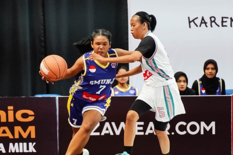 Potret Namira Zulfiani (jersey terang) di Honda DBL with Kopi Good Day 2024 West Kalimantan Series.