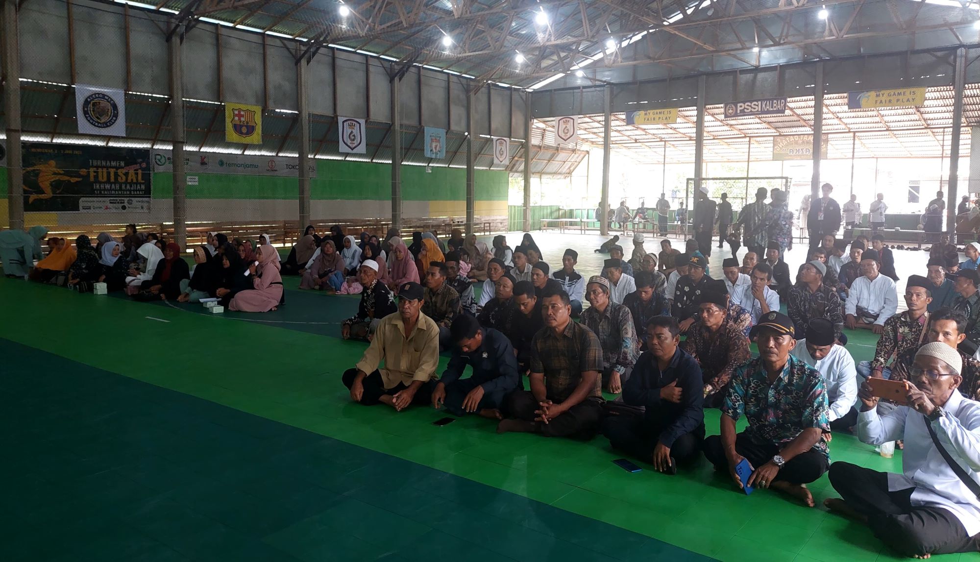 ISBAT: para peserta isbat nikah berkumpul di Lapangan Futsal.