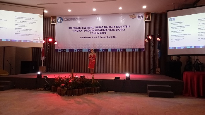 FESTIVAL: Seorang siswa nyanyikan lagu&nbsp; berbahasa Dayak Hibun pada Selebrasi Festival Tunas Bahasa Ibu Tingkat Provinsi Kalimantan, Senin (9/12).