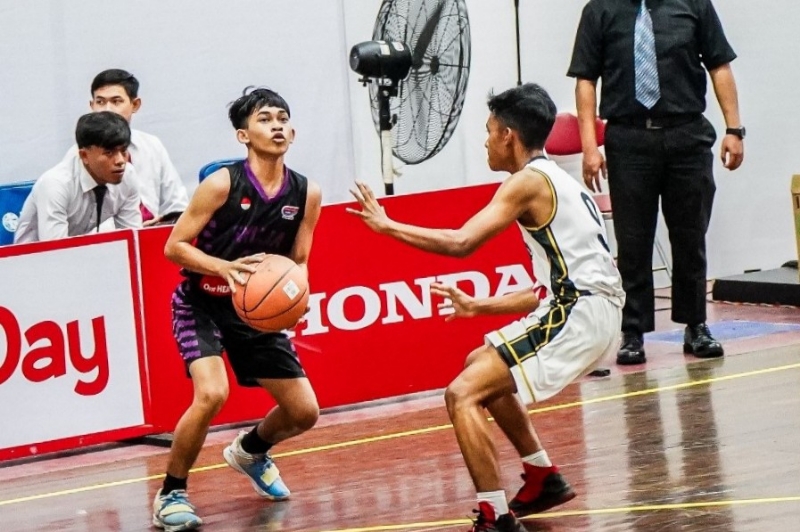 Aksi Ewin (jersey gelap nomor lima) di laga Honda DBL with Kopi Good Day West Kalimantan Series 2024.