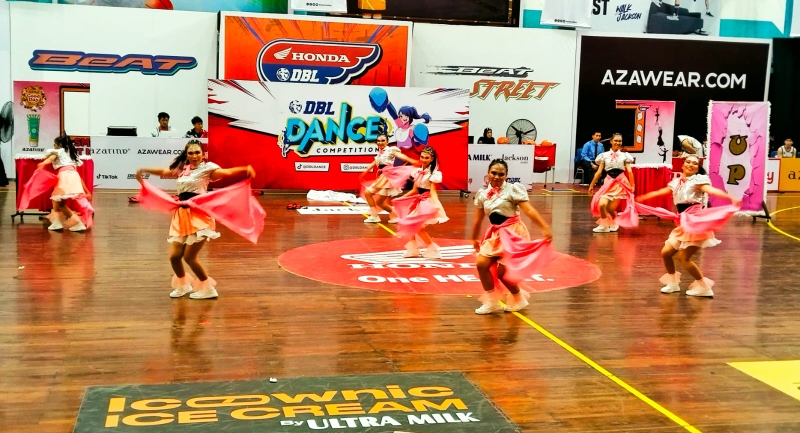 Penampilan BLV Dance club, tim dance dari SMAN 5 Pontianak, unjuk kebolehan dalam Honda DBL with Kopi Good Day 2024 West Kalimantan Series