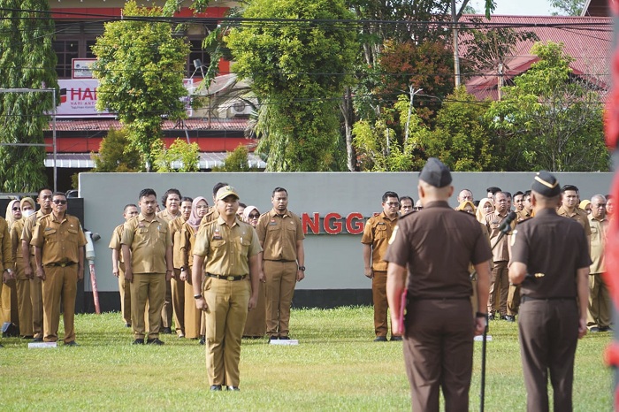 ANTIKORUPSI : Kepala Kejaksaan Negeri Sanggau menjadi inspektur upacara saat Peringatan Hari Antikorupsi di Halaman Kantor Bupati Sanggau.