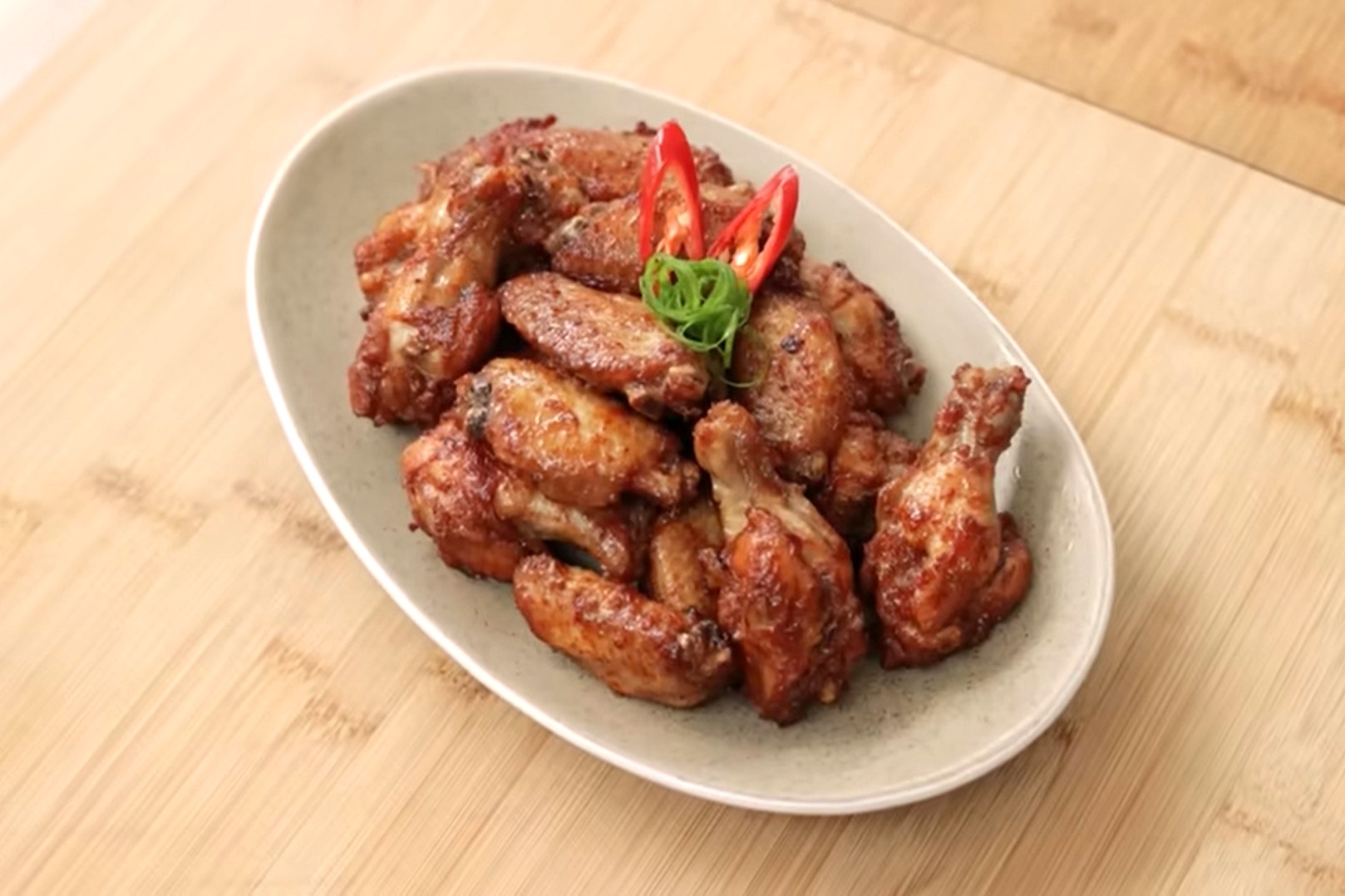 Resep Spicy Chicken Wings renyah dan gurih dengan bumbu pedas ala Chef Devina Hermawan.