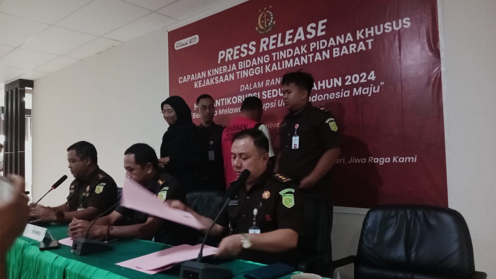 TANGKAP: Asisten Tindak Pidana Khusus Kejaksaan Tinggi Kalbar, Siju bersama tim saat menjelaskan kronologi penangkapan SH, Senin (9/12).