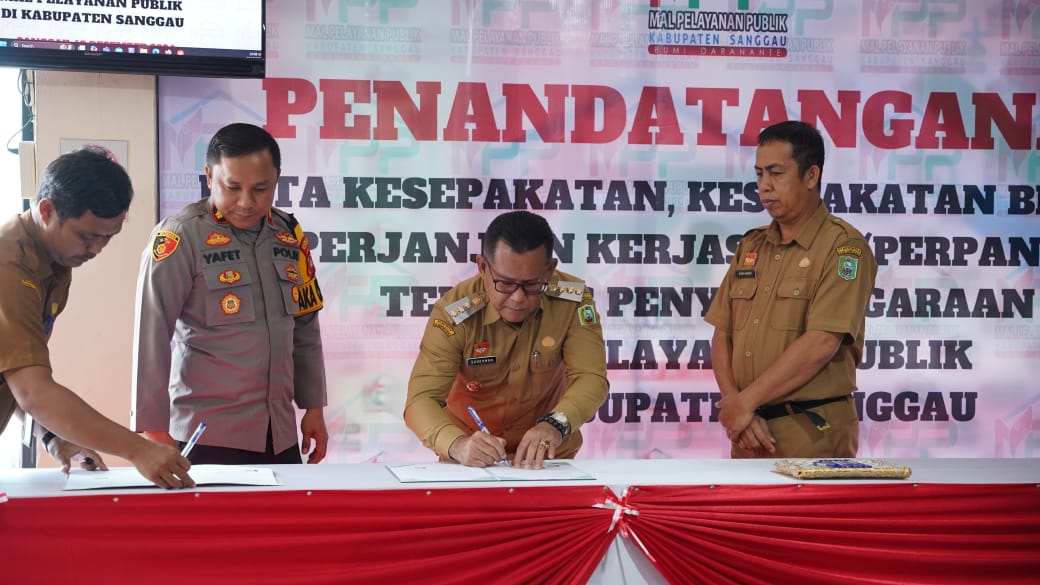 Pj Bupati Sanggau, Suherman saat memimpin pelaksanaan penandatanganan perpanjangan nota kesepakatan dan kesepakatan bersama terkait penyelenggaraan Mall Pelayanan Publik (MPP) Kabupaten Sanggau.