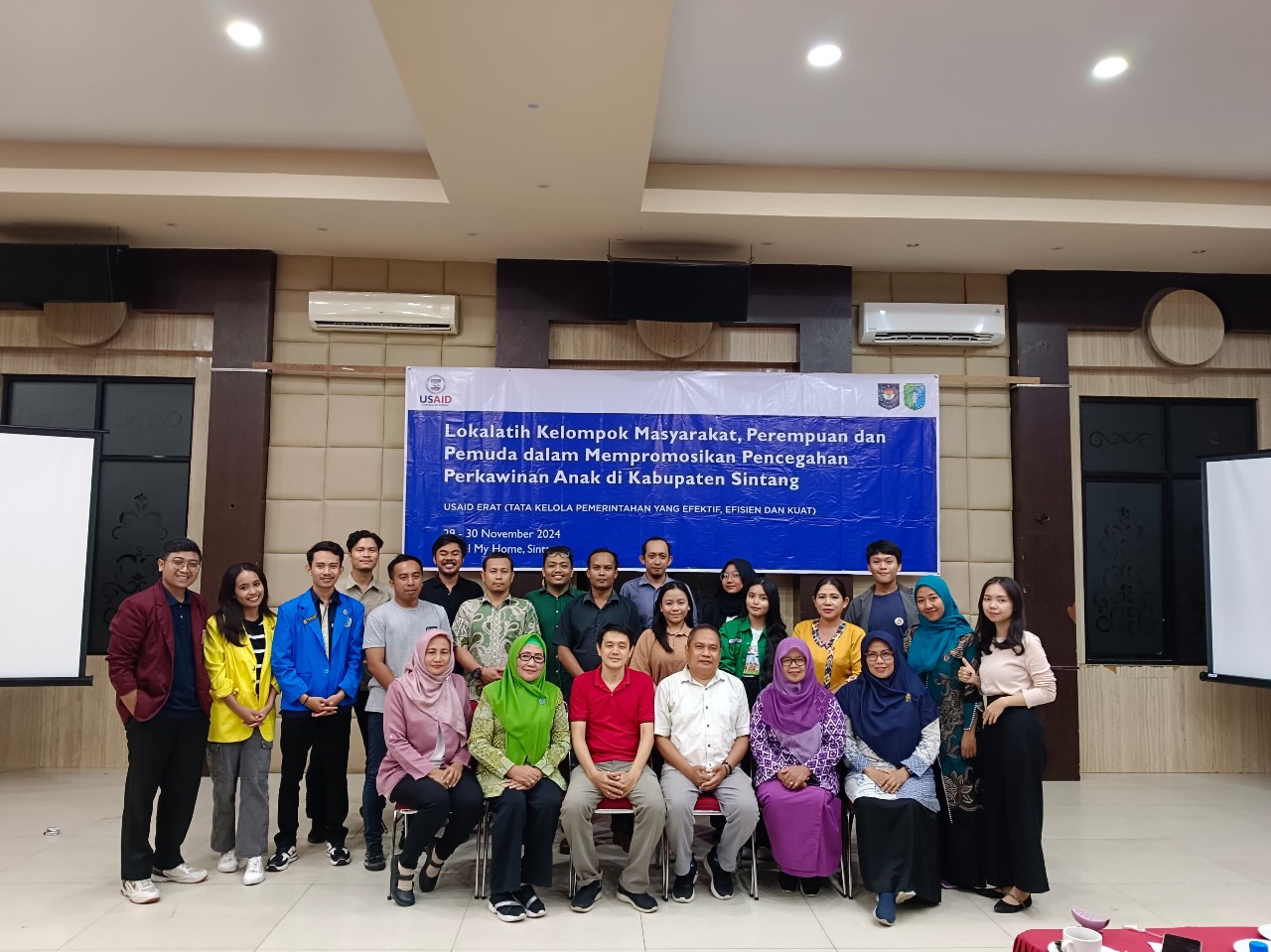 DKBP3A Kabupaten Sintang saat menyelenggarakan kegiatan Lokalatih Kelompok Masyarakat, 29-30 November 2024.