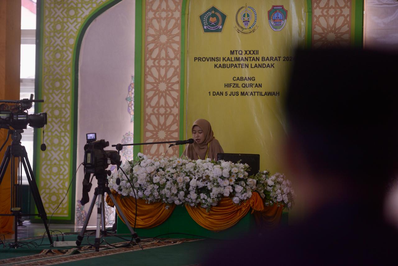 Seorang Peserta saat mengikuti salah satu cabang lomba pada MTQ ke 32 di Kabupaten Landak.