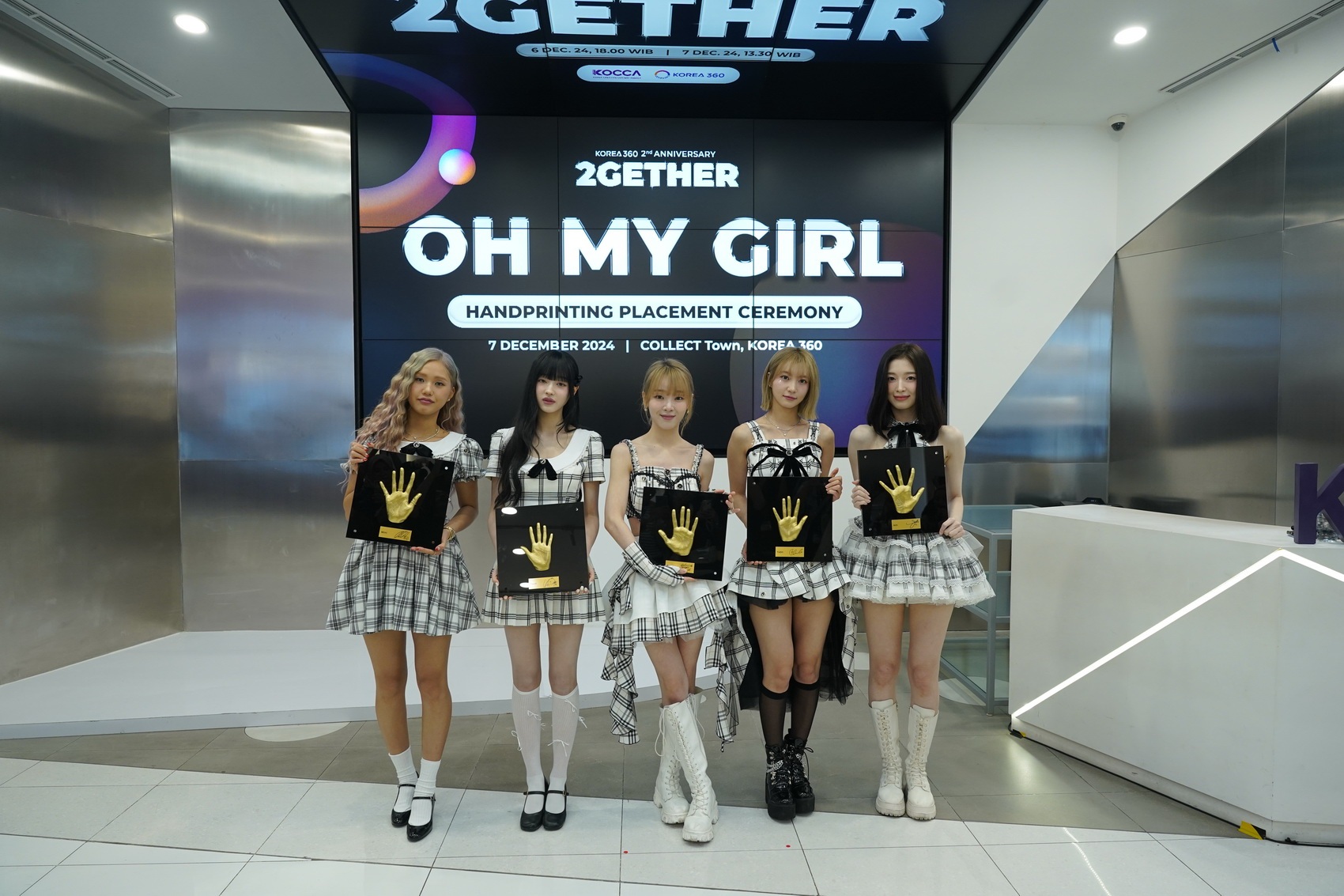 HANDPRINT: Sebelum tampil di main atrium, kelima member OH MY GIRL juga sempat meletakkan handprint di Collect Town KOREA 360 di Lotte Shopping Avenue, Jakarta Selatan.