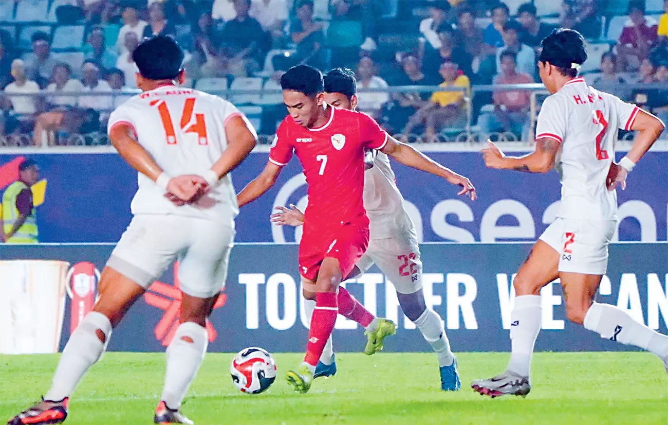 AFF: Marselino Ferdinan selalu dikawal ketat para pemain Myanmar saat bertandang di Thuwunna Stadium, Yangon, Myanmar, senin (9/12) lalu. Menghadapi Laos besok malam.