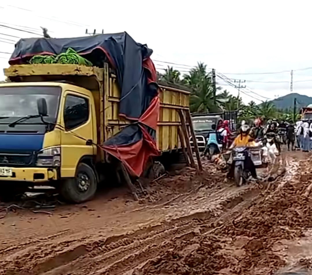 RUSAK: Jalan Poros Simpang Hilir Kabupaten Kayong Utara, Provinsi Kalimantan Barat rusak parah.