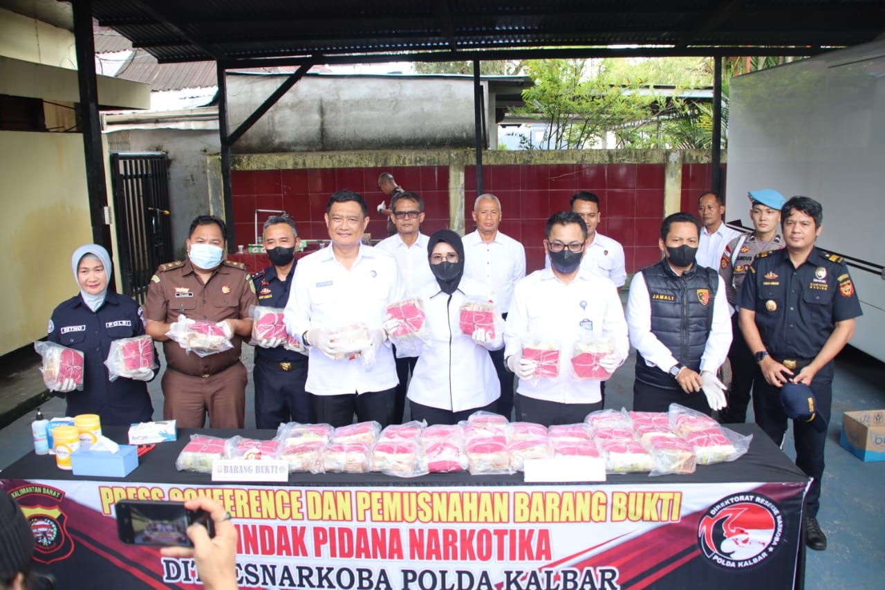 BARANG BUKTI: Pemusnahan narkotika jenis sabu seberat 35 kilogram yang merupakan hasil tangkapan Polres Kapuas Hulu ini dimusnahkan di Polda Kalbar.