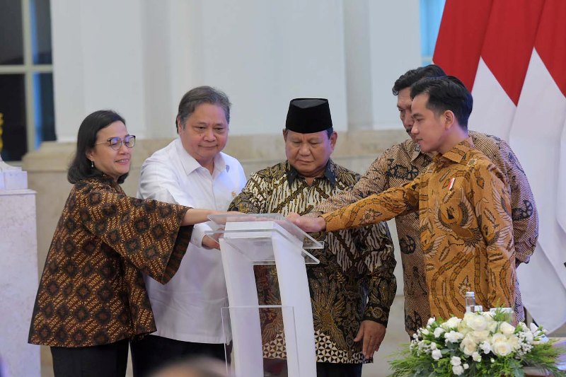 Presiden Prabowo Subianto didampingi Wakil Presiden Gibran Rakabuming Raka serta para Menteri Kabinet Merah Putih pada Peluncuran Katalog Elektronik Versi 6.0, di Istana Negara, Jakarta, Selasa (10/12