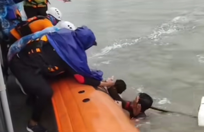 Tangkapan layar video detik-detik penyelamatan dua nelayan asal Benua Kayong Kabupaten Ketapang yang terombang ambing di lautan.