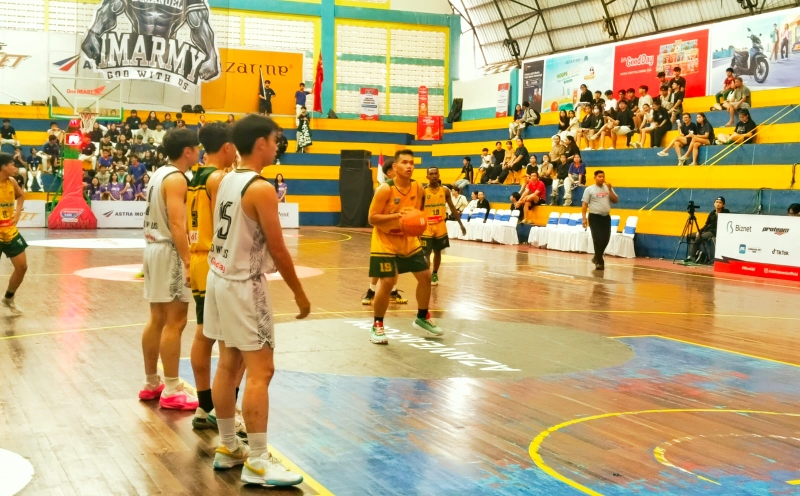 Laga sengit antara SMA Immanuel Pontianak dan SMK Immanuel 2 Sungai Raya di Honda DBL with Kopi Good Day West Kalimantan Series, Rabu (11/12).