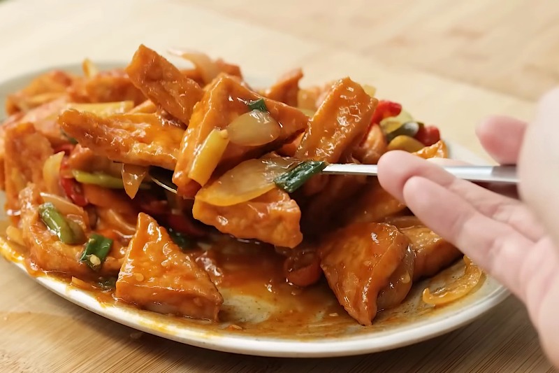 Resep Tahu Saus Padang ala Chef Devina Hermawan yang murah namun lezat.