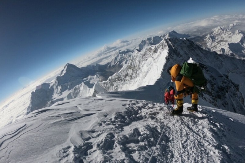 Para pendaki gunung berupaya mencapai puncak gunung Everest, saat mendaki melalui jalur selatan dari Nepal, 17 Mei 2018.