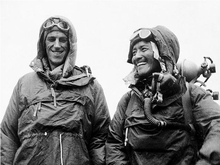 PENAKLUK EVEREST: Edmund Hillary dan Tenzing Norgay adalah dua orang pertama yang mencapai puncak tertinggi di dunia, Gunung Everest, 29 Mei 1953.