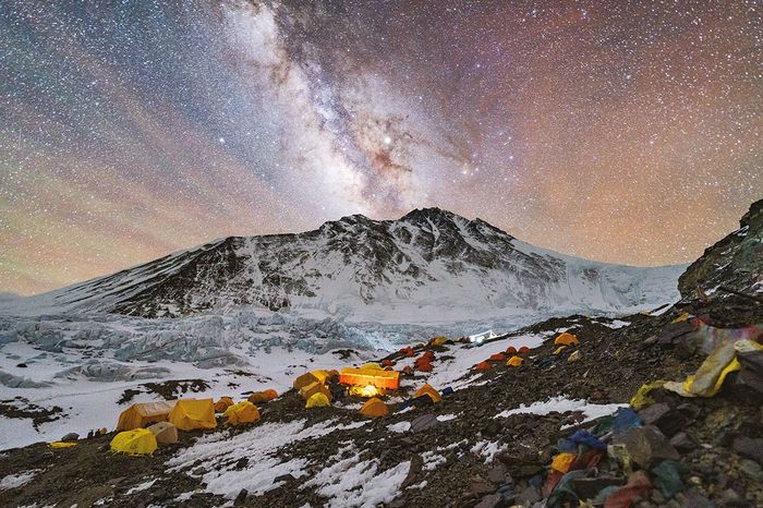 Puncak dunia tampak sejauh Bimasakti dari Advanced Base Camp, tempat lebih dari 200 orang bertebaran di atas gletser moraine seluas setengah kilometer. Puncak Everest adalah puncak yang paling kanan.