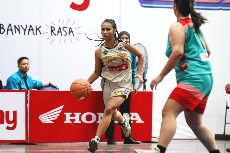 Aksi Resya Jihan Nafilah (nomor punggung 14) di Honda DBL with Kopi Good Day 2024 West Kalimantan Series.