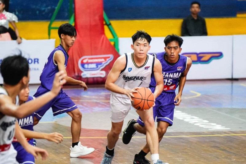 Aksi Darren (jersey putih nomor 11) di laga Honda DBL with Kopi Good Day 2024 West Kalimantan Series.
