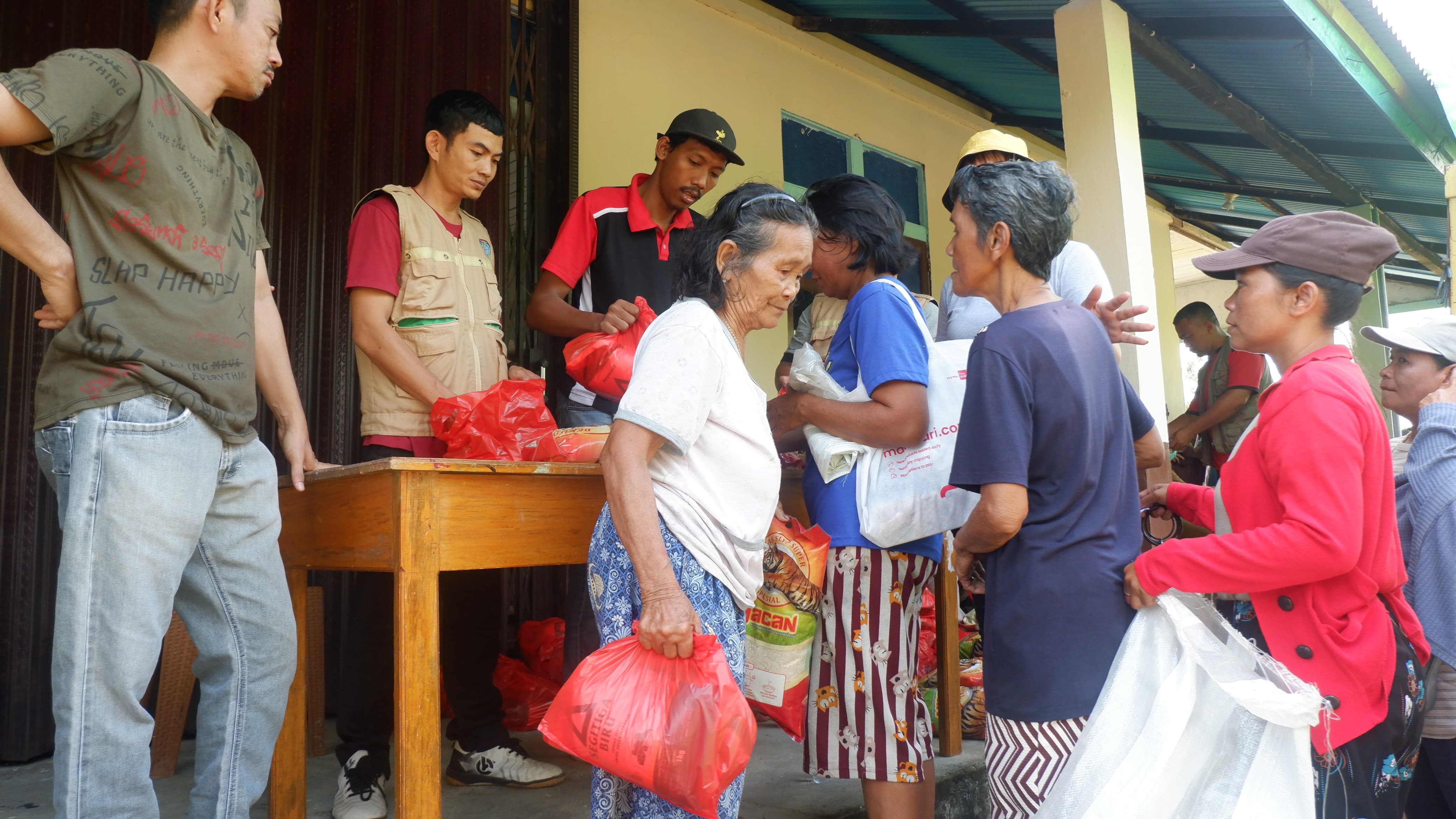 PASAR MURAH: Dinas Koperasi, Usaha Kecil dan Menengah, Perindustrian dan Perdagangan melakukan operasi pasar murah di depan gereja Katolik St Stephanus, Desa Sidas, Kecamatan Sengah Temila.