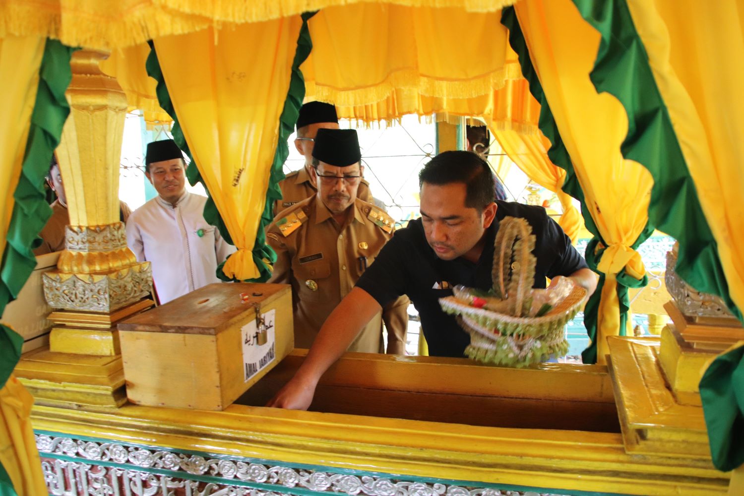 Rifqinizamy saat nyekar ke Makam Habib Husein di Desa Sejegi.