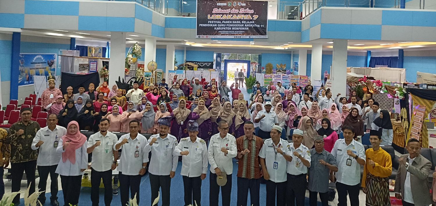 LOKAKARYA : Pj Bupati Ismail foto bersama usai meresmikan pembukaan lokakarya 7 di Mempawah.